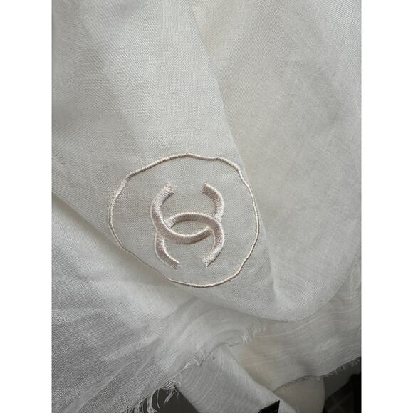 CHANEL Christmas 2009 White LARGE Scarf Cashmere CC Logo Embroidered Around Neck - Picture 6 of 9